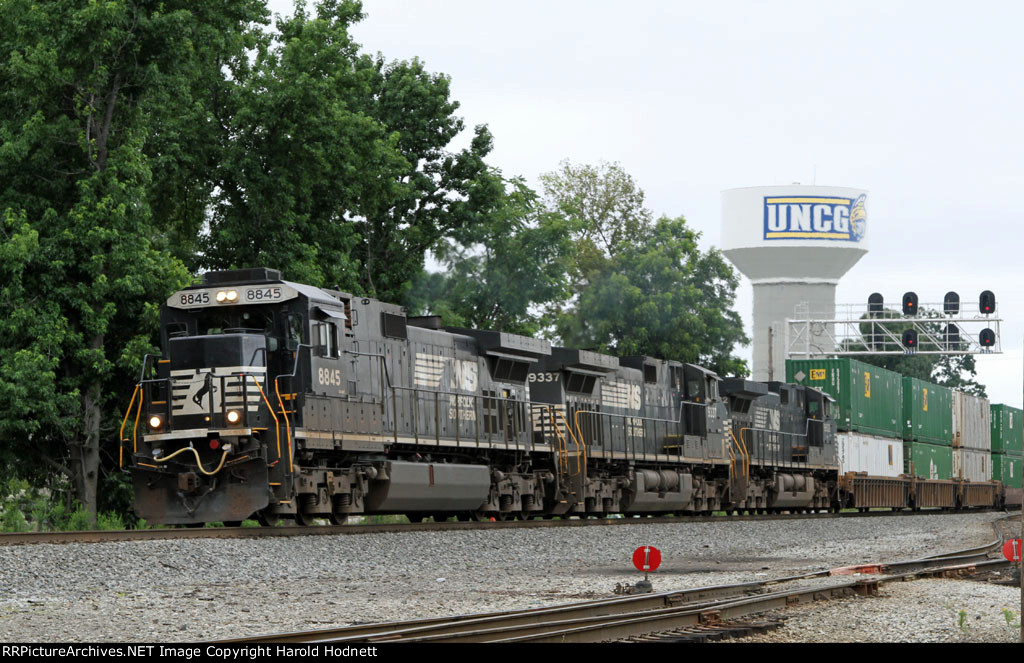 NS 8845 leads train 213 past the signals at Aycock